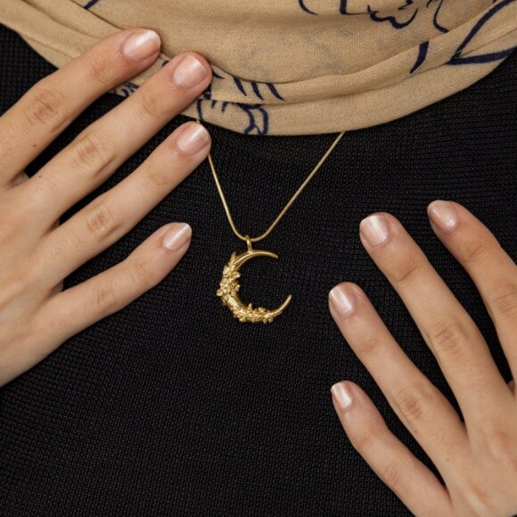 18 Karat Gold Crescent Necklace- SOLD - Picture 2 of 3